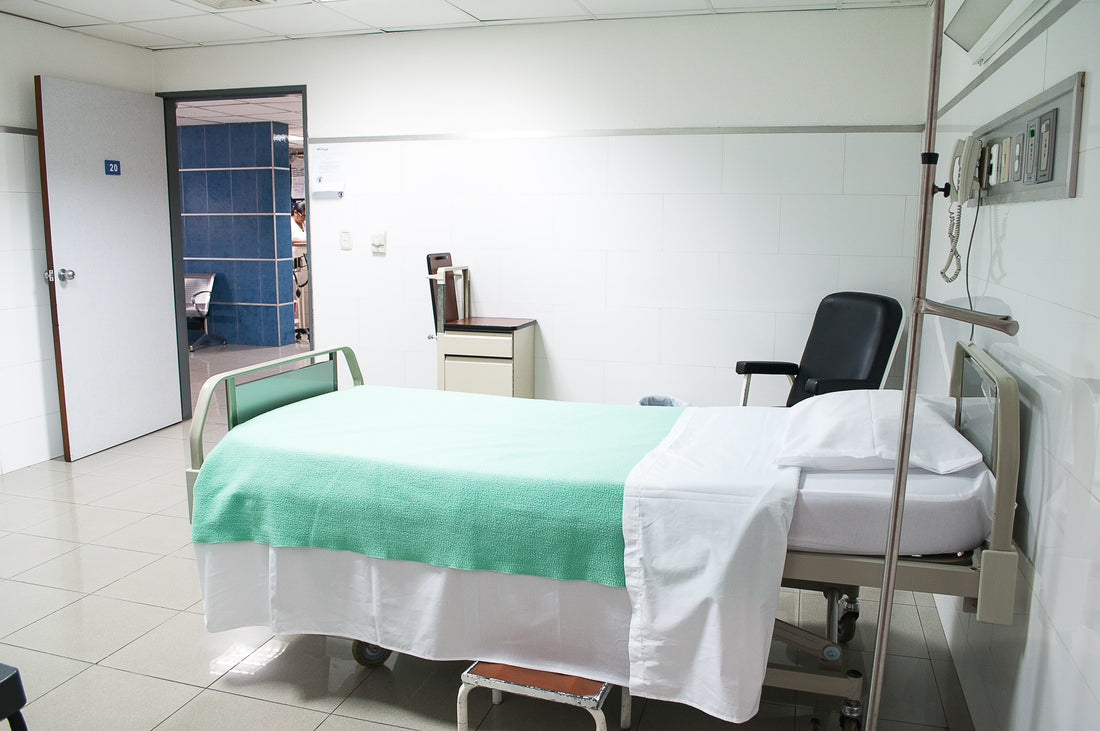 Auxiliar de limpieza en centros sanitarios, curso a distancia por Asoenfermería, con instrucciones y equipo de higiene.