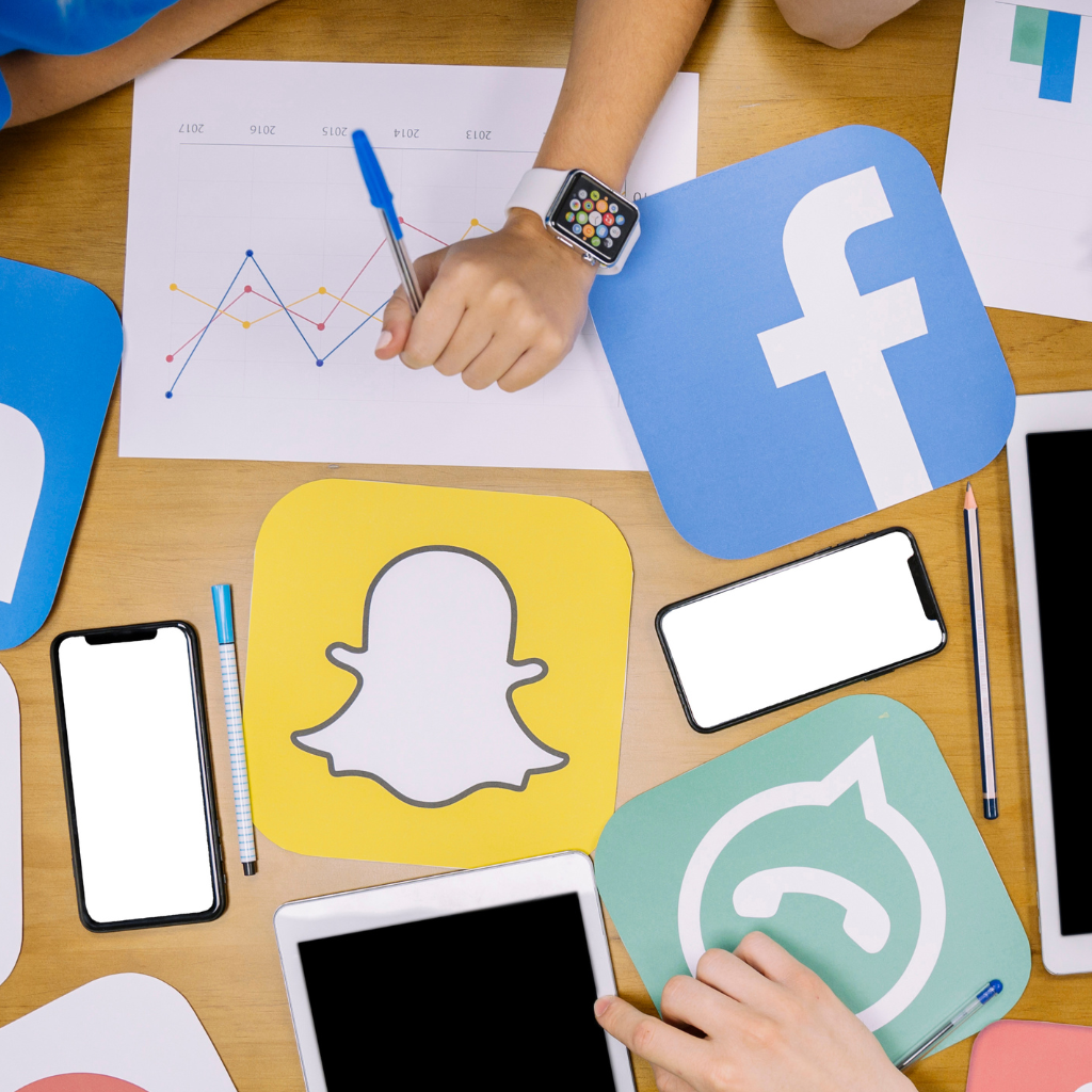 Imagen de curso de marketing en redes sociales a distancia de la marca Asodeindo, con ejemplos de publicaciones en redes sociales.