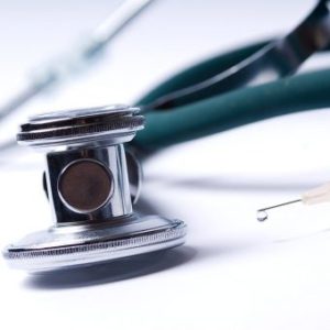Soporte vital básico de reanimación cardio-pulmonar de Asoenfermería, con equipo a distancia para emergencias médicas.