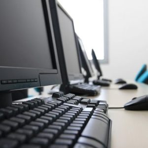 Técnicas informáticas para sanitarios en curso a distancia, ofrecido por Asoenfermería, con materiales y equipo educativo.