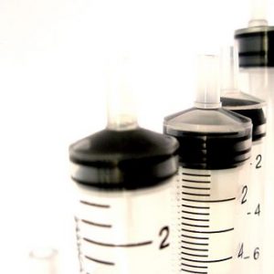 Técnico en cuidados intensivos de Asoenfermería, curso a distancia, con equipo médico y estudiantes en práctica.