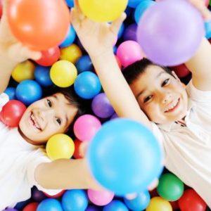 Técnico en ludotecas de Asoenfermería, formación a distancia, mostrando materiales y recursos para la educación infantil