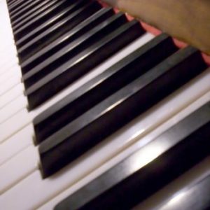 Técnico en musicoterapia de Asoenfermería, curso a distancia, con materiales y certificado en la imagen.