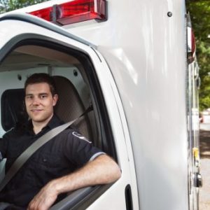 Técnico en transporte sanitario a distancia, curso de Asoenfermería con estudiante en uniforme en aula de formación.
