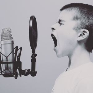Técnicas de rehabilitación de la voz en curso a distancia por Asoenfermería, imagen de materiales educativos y ejercicios para la recuperación vocal.