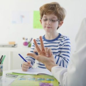Cómo tratar los trastornos del habla y del lenguaje -  Diploma Universitario - EducaCursos